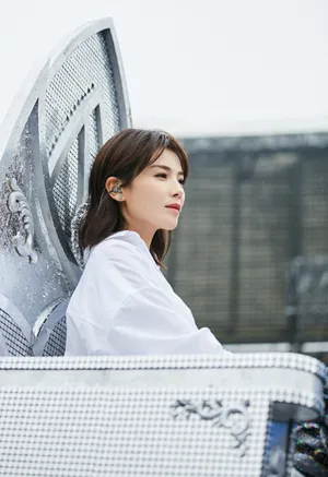 刘涛女王气质雨中彩排图片_4