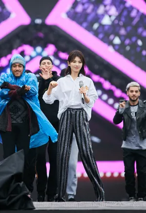 刘涛女王气质雨中彩排图片_6