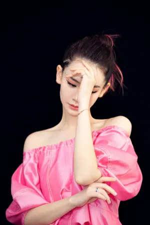 戚薇开年桃花妆性感写真图片