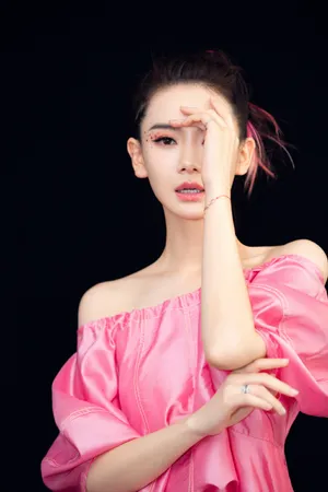 戚薇开年桃花妆性感写真图片_5