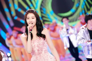 关晓彤粉裙甜美写真图片_3