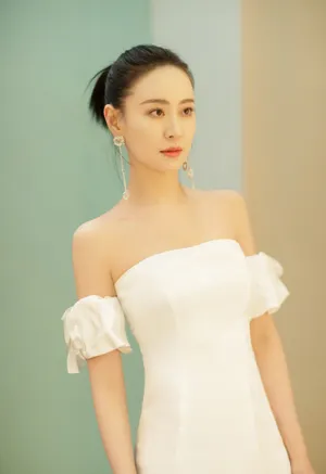 王乐君抹胸裙优雅迷人写真图片