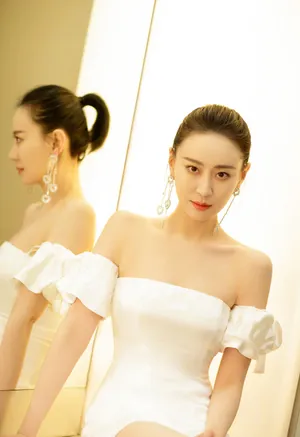 王乐君抹胸裙优雅迷人写真图片_5