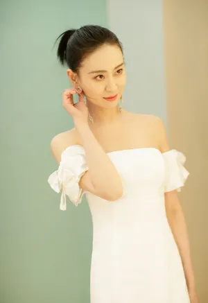 王乐君抹胸裙优雅迷人写真图片_6