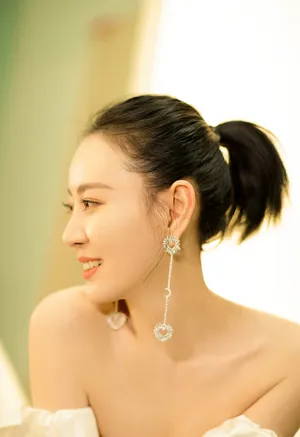 王乐君抹胸裙优雅迷人写真图片_7