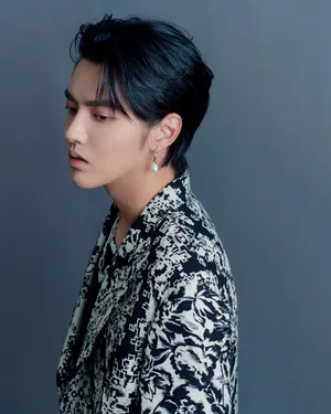 吴亦凡廓形印花风衣帅气写真图片_4