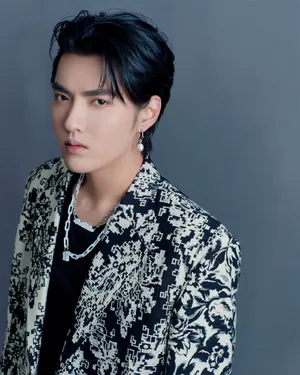 吴亦凡廓形印花风衣帅气写真图片_5