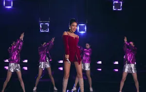 吉克隽逸性感一字肩写真图片_2