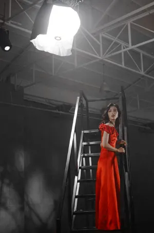 周雨彤红裙复古写真花絮图片_1