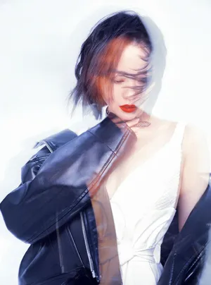 张靓颖短发红唇大片写真图片_2