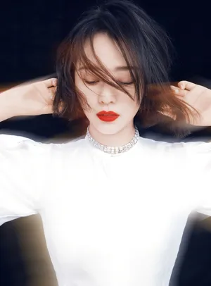 张靓颖短发红唇大片写真图片_6