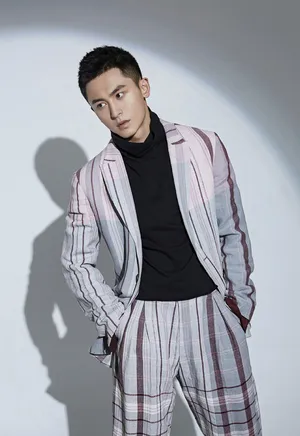 张哲瀚帅气养眼时尚写真图片_5