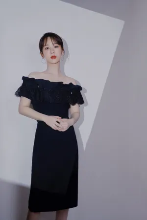 杨紫露肩礼服浪漫性感写真图片