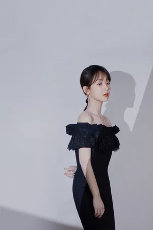 杨紫露肩礼服浪漫性感写真图片_2