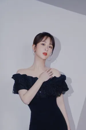 杨紫露肩礼服浪漫性感写真图片_3