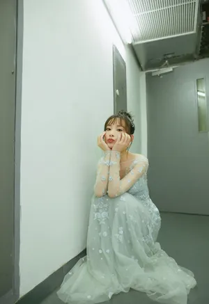 孟子义丸子头活泼俏皮写真图片_3