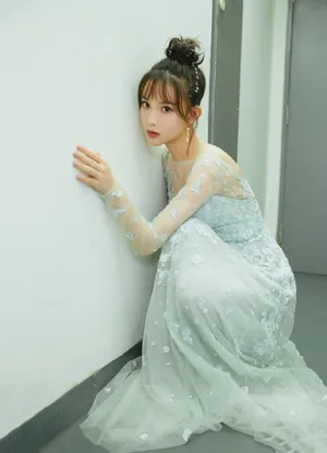 孟子义丸子头活泼俏皮写真图片_4