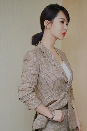 杨紫超A干练西装写真图片_2
