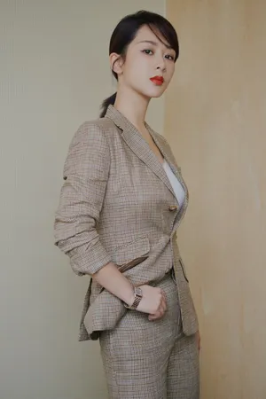 杨紫超A干练西装写真图片_3
