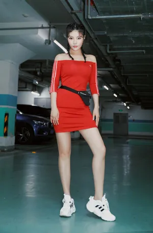 徐冬冬紧身衣停车场性感写真图片_4