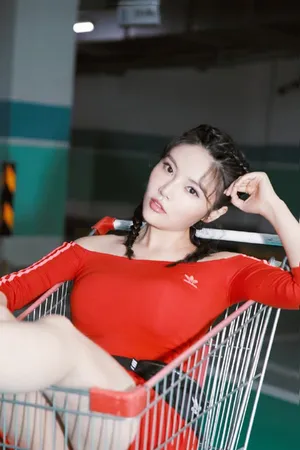 徐冬冬紧身衣停车场性感写真图片_5