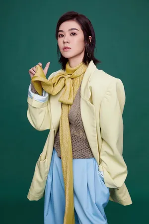 郁可唯个性西装写真图片