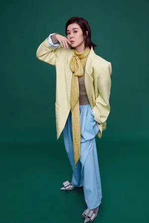 郁可唯个性西装写真图片_3