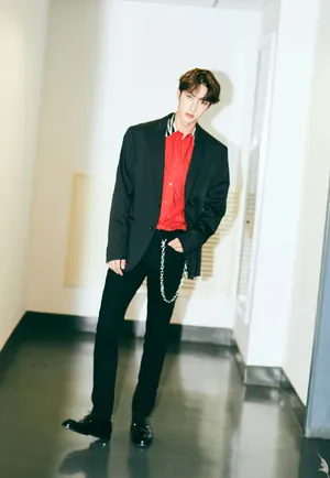 王一博酷帅养眼光影写真图片_4