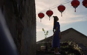 陈瑶甜美古巷旅拍写真图片_1
