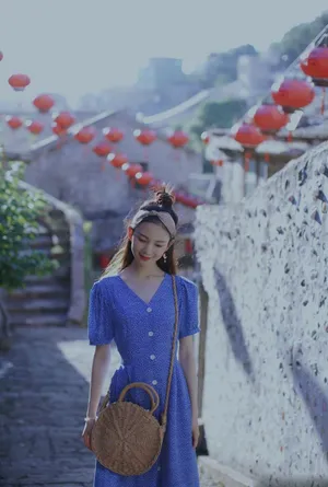 陈瑶甜美古巷旅拍写真图片_2