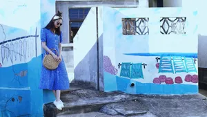 陈瑶甜美古巷旅拍写真图片_4