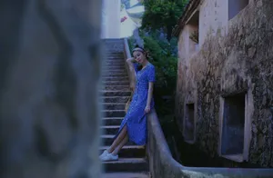 陈瑶甜美古巷旅拍写真图片_9