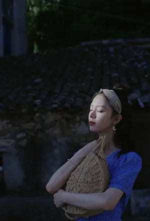 陈瑶甜美古巷旅拍写真图片_11