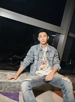 魏晨清爽寸头造型写真图片