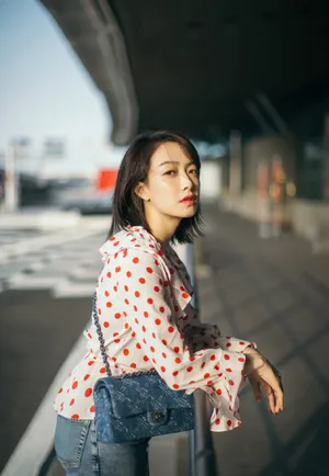 宋茜甜美机场街拍图片_4