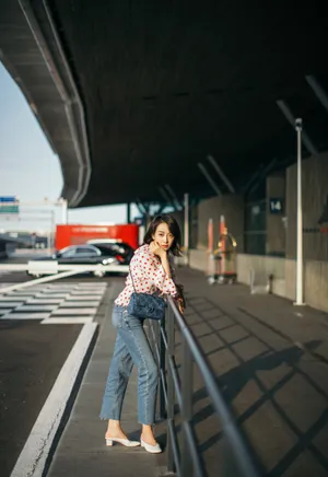 宋茜甜美机场街拍图片_7