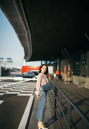 宋茜甜美机场街拍图片_8