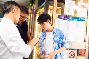 王俊凯蓝色T恤干净清爽街拍图片_2