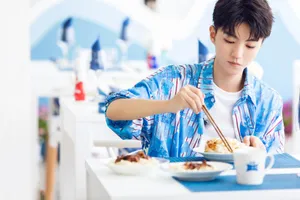 王俊凯蓝色T恤干净清爽街拍图片_6
