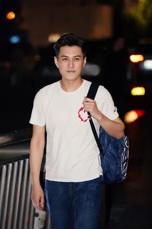 靳东简洁机场街拍写真图片_5