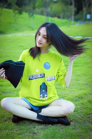 郑爽清新养眼草地写真图片
