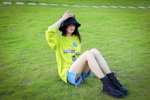 郑爽清新养眼草地写真图片_4