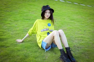 郑爽清新养眼草地写真图片_6
