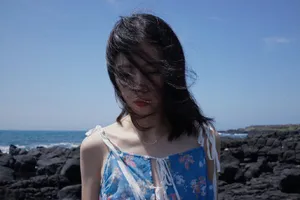 周雨彤夏日清甜海边写真图片_1