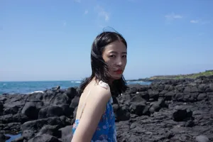 周雨彤夏日清甜海边写真图片