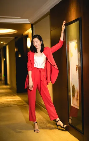 彭杨清爽干练西装写真图片_4