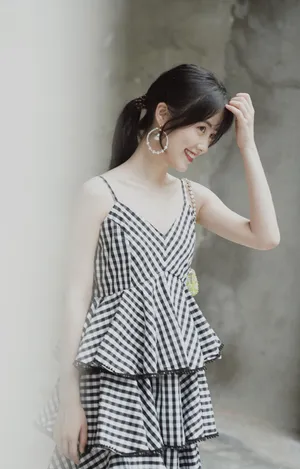 章乐韵吊带裙迷人写真图片_7
