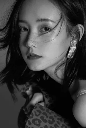 李一桐成熟妩媚黑白写真图片