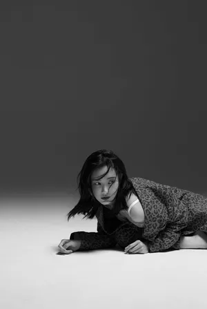 李一桐成熟妩媚黑白写真图片_2