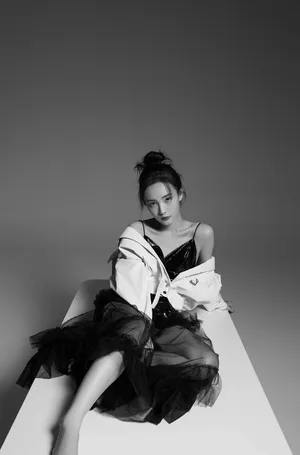 李一桐成熟妩媚黑白写真图片_3
